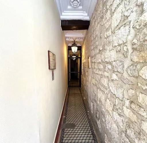 Louvre -notre Dame 2bd, 2bath Ac